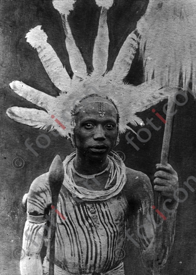 Afrikanischer Krieger | African Warrior - Foto foticon-simon-192-064-sw.jpg | foticon.de - Bilddatenbank für Motive aus Geschichte und Kultur